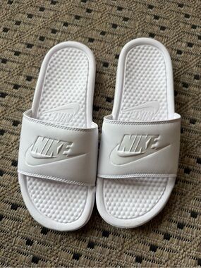 Slides Nike, women’s size 9 white